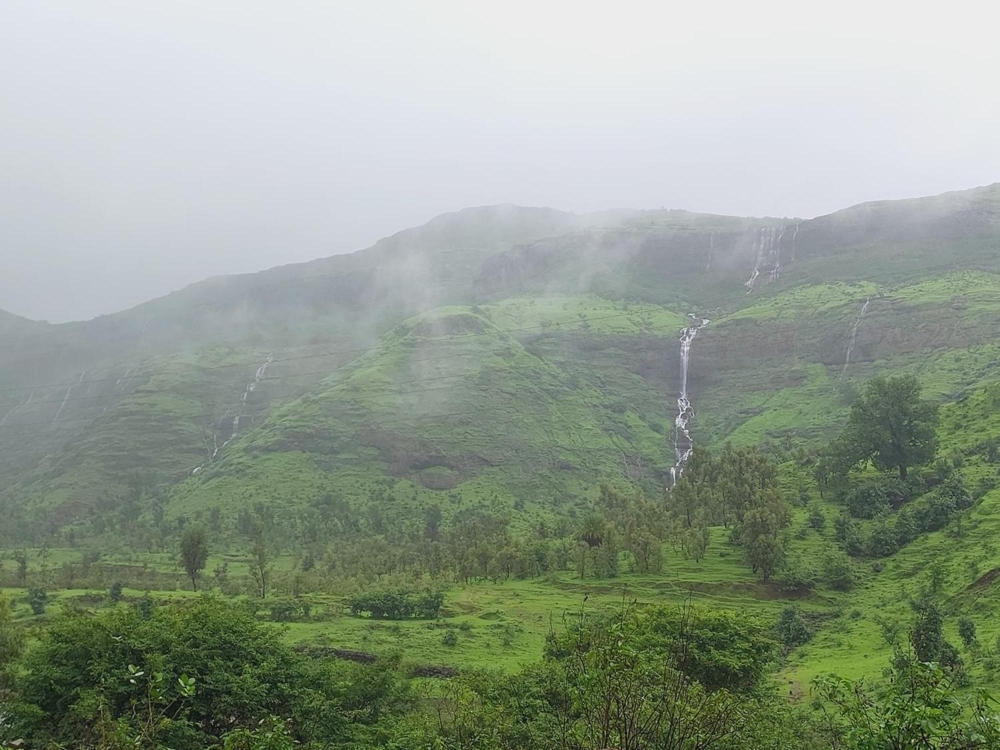 Igatpuri Getaway: Family Bungalow, Dams & Hills Villa Exterior photo